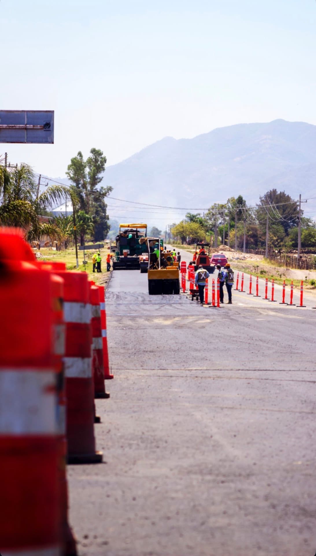 Cuadrilla de Armaqop pavimentando una carretera en Jalisco